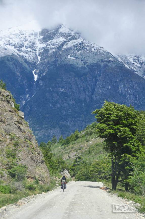 Vista frequente na Carretera Austral: valentes ciclistas trafegando pelo caminho, no sul do Chile